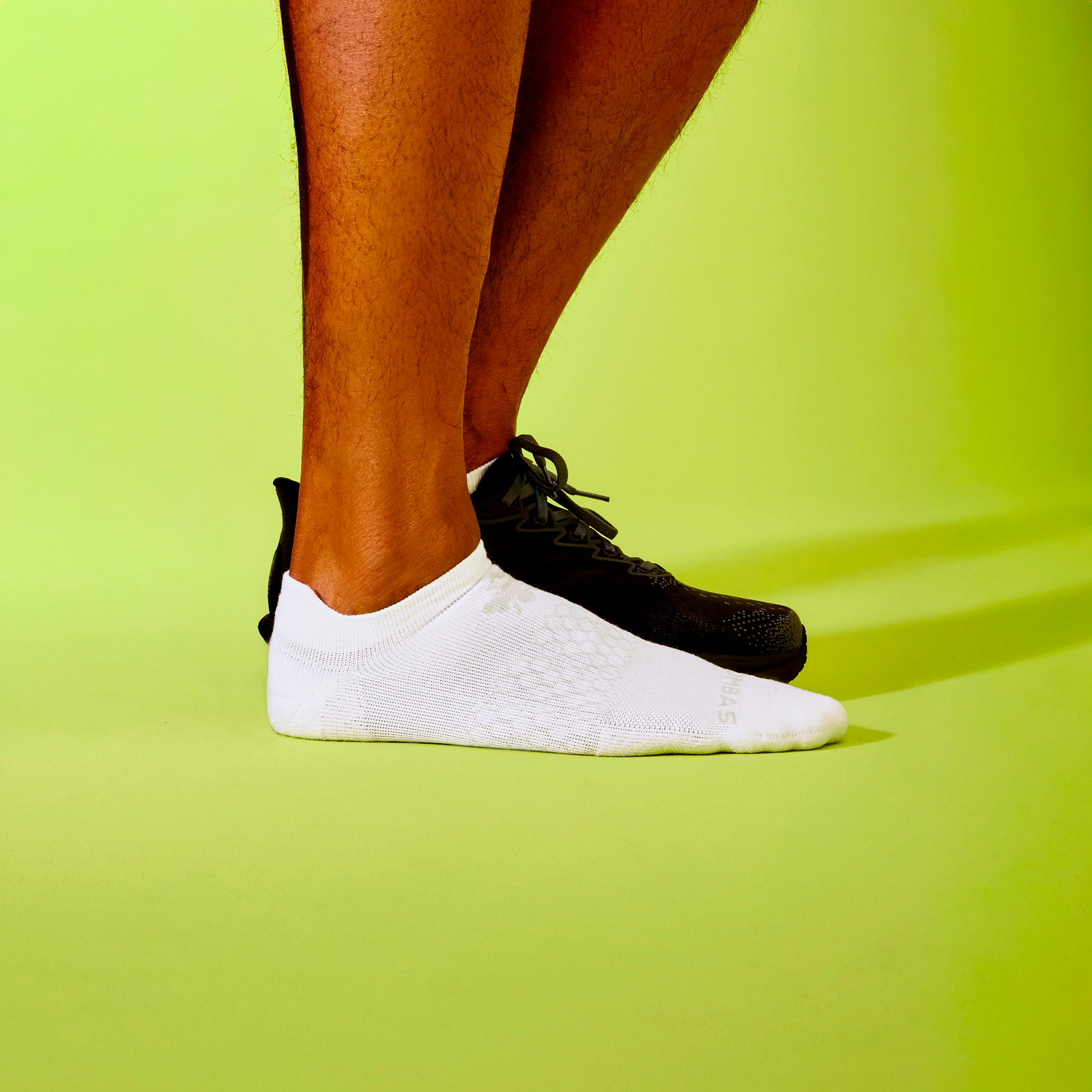 official-bombas::10335-white-harborgrey-adult-unisex-onmodel-0-transparent-v3.png