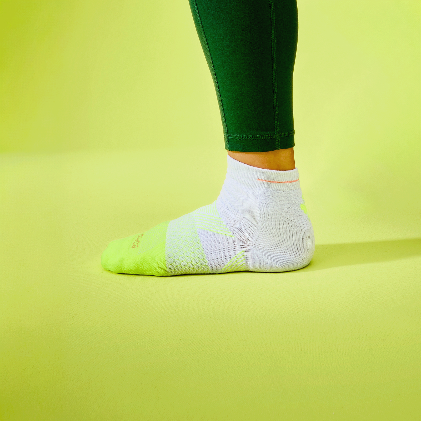 official-bombas::10364-skysailblue-neonyellow-adult-female-onmodel-0-transparent-v3.png