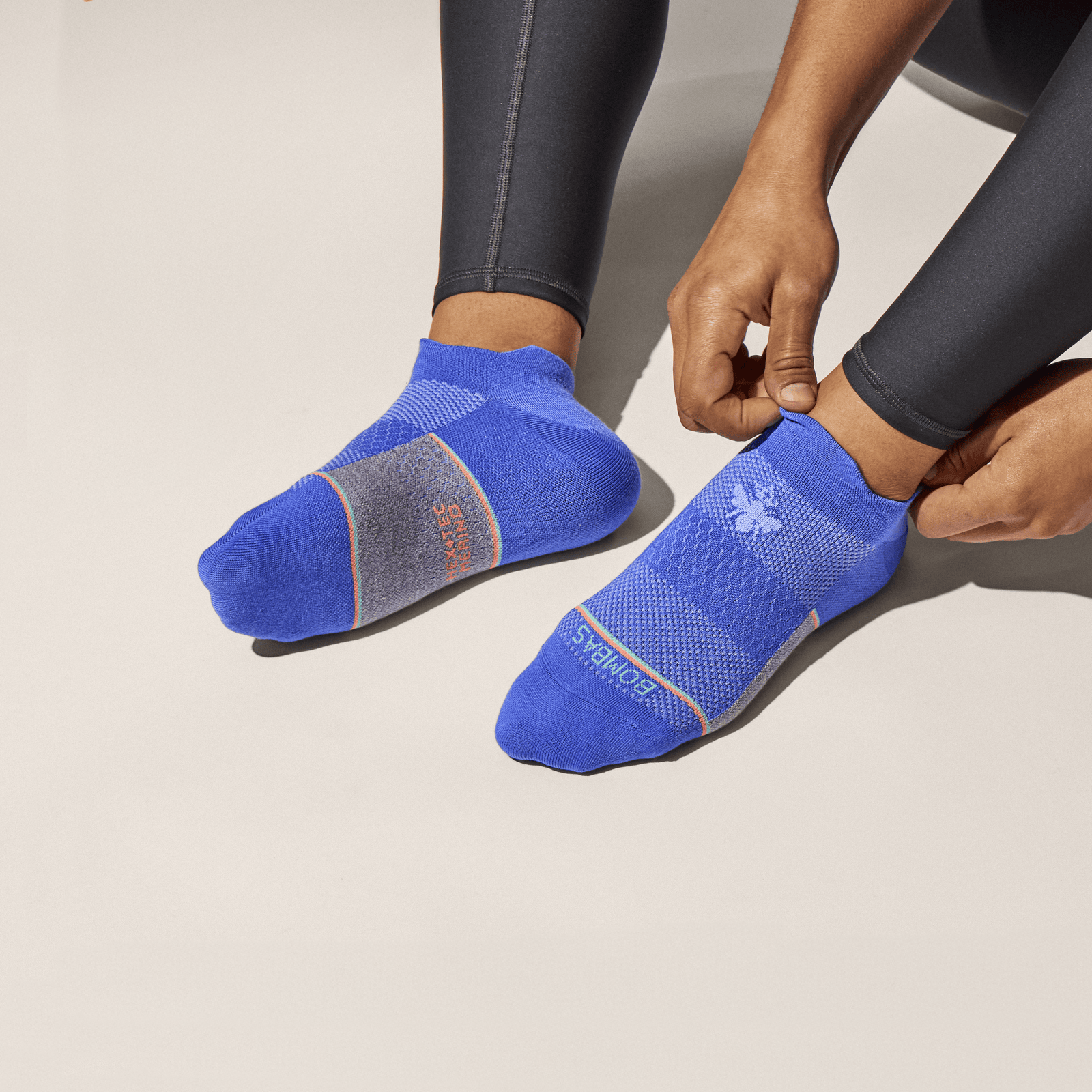 official-bombas::10439-hydrangea-adult-unisex-onmodel-0-transparent.png