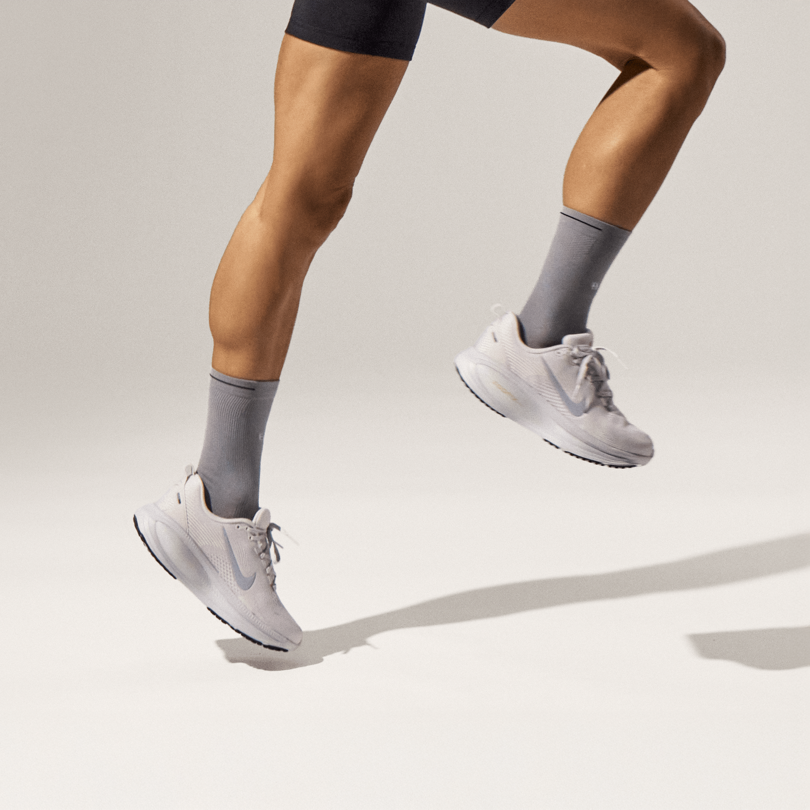 official-bombas::10885-moonlightgrey-adult-unisex-onmodel-00-transparent.png