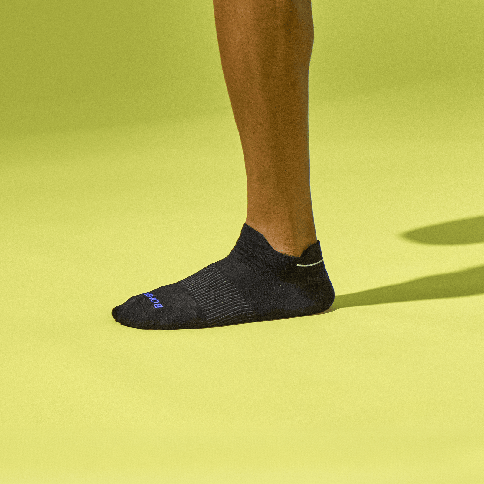 official-bombas::11013-black-adult-unisex-onmodel-00-transparent.png