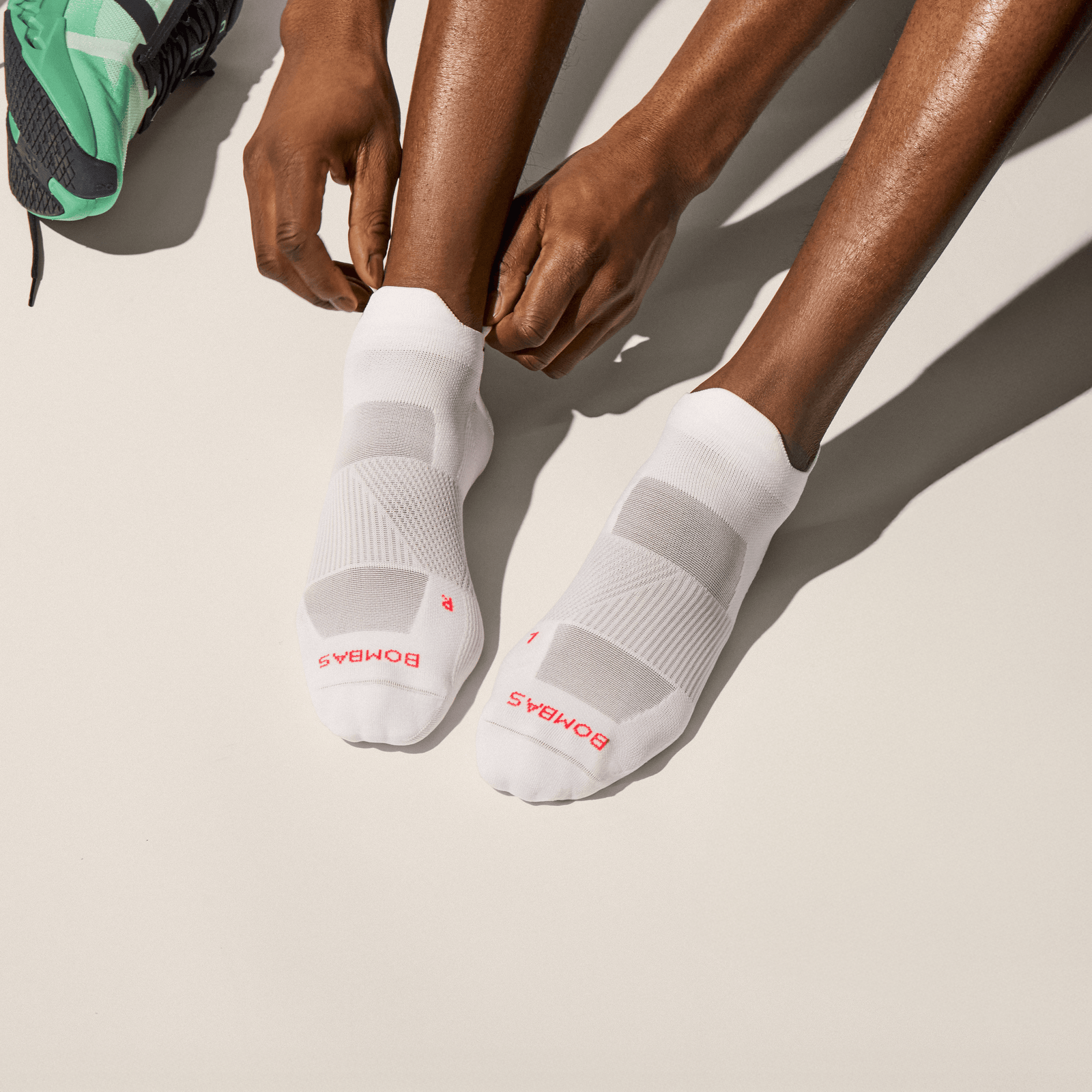 official-bombas::11013-white-adult-unisex-onmodel-0-transparent.png