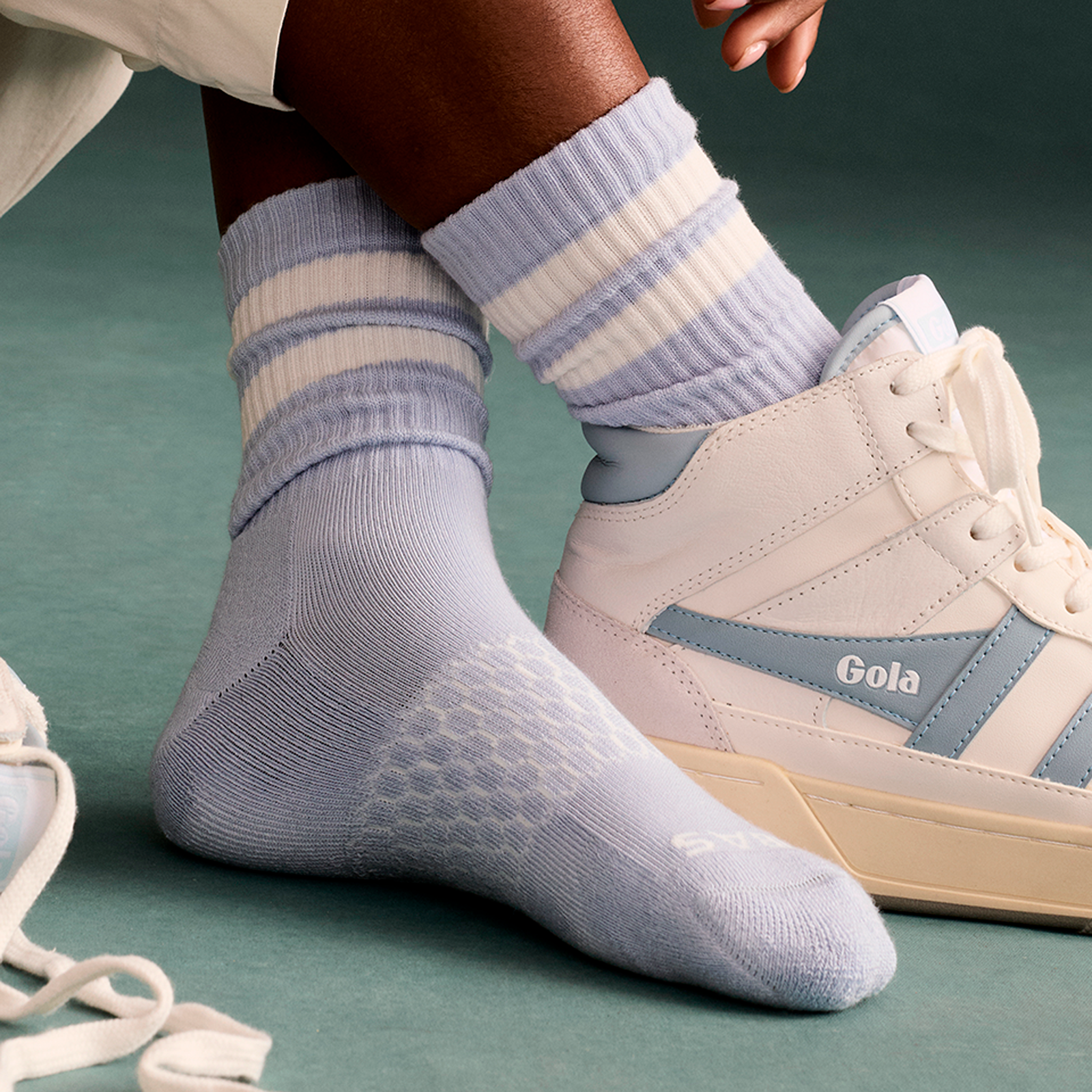 official-bombas::8889-skysailblue-softwhite-adult-female-onmodel-0-transparent-v3.png