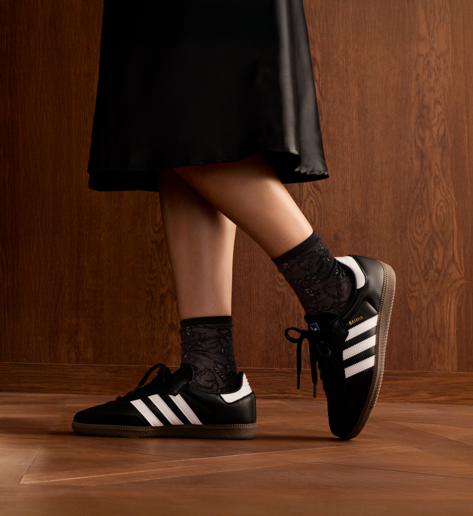 official-bombas::9996-black-adult-female-onmodel-0-transparent.png