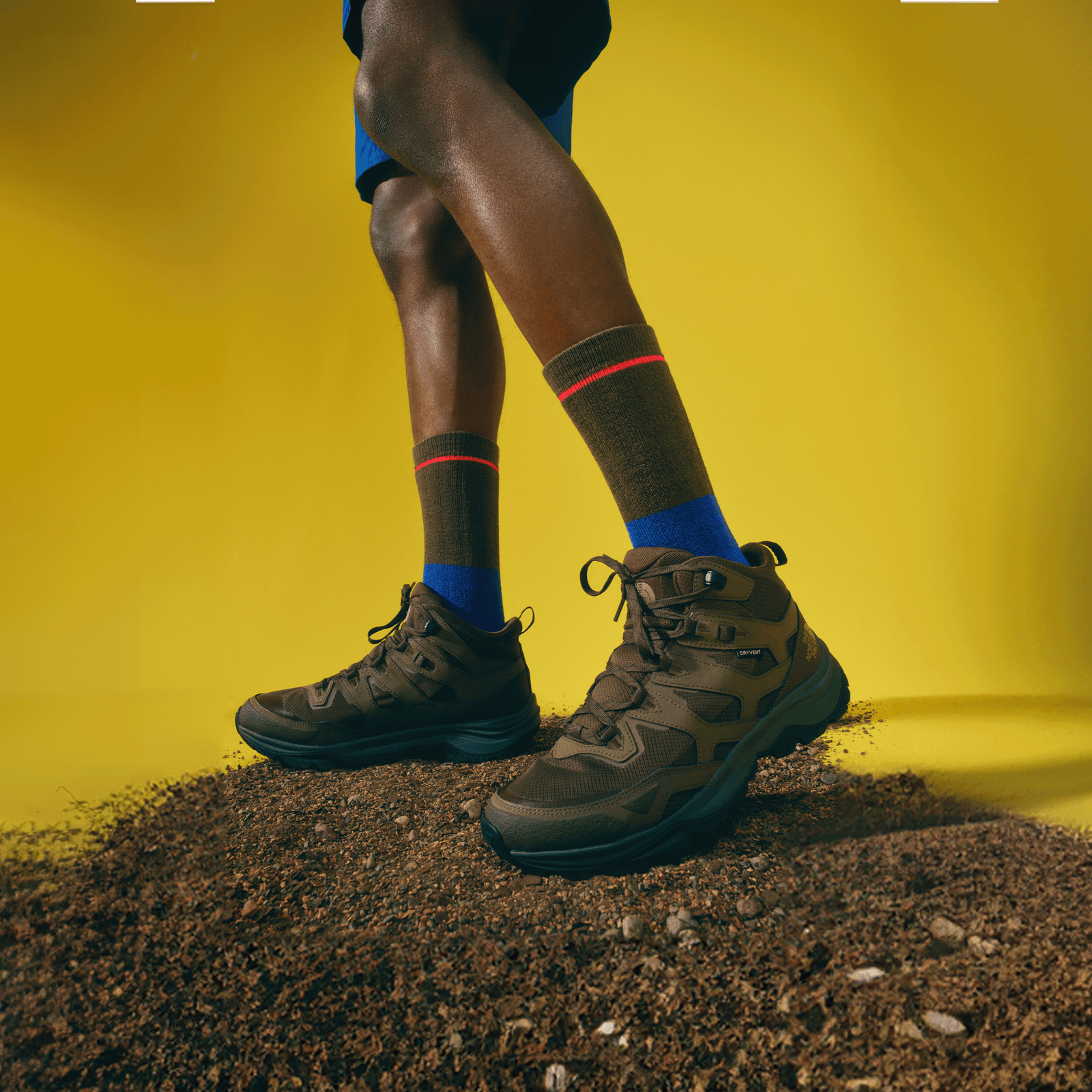 official-bombas::m-hiking-calf-lifestyle-transparent.png